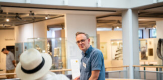 Frank Mäuer leitet die Führung durch die Ausstellung. Foto: SHOS/OSLM/Leonie Langen