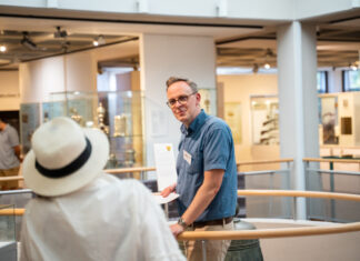 Frank Mäuer leitet die Führung durch die Ausstellung. Foto: SHOS/OSLM/Leonie Langen