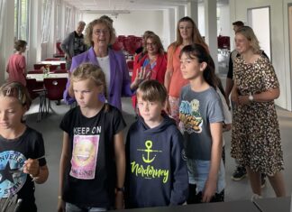 Zusammen mit einigen Schülerinnen und Schülern hat Bürgermeisterin Sandra Pietschmann die neue Mensa offiziell eingeweiht. Foto: Kreisstadt Mettmann