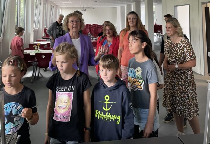 Zusammen mit einigen Schülerinnen und Schülern hat Bürgermeisterin Sandra Pietschmann die neue Mensa offiziell eingeweiht. Foto: Kreisstadt Mettmann
