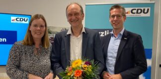 Die CDU-Vorsitzende Sarah Harden mit Klaus Wiener und Bürgermeister Christoph Schultz. Foto: CDU