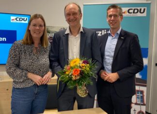 Die CDU-Vorsitzende Sarah Harden mit Klaus Wiener und Bürgermeister Christoph Schultz. Foto: CDU