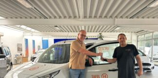 Lars Glindemann übergibt die Schlüssel für den neuen Wagen an , Sascha Bauer. Foto: Bergische Diakonie