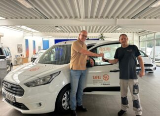 Lars Glindemann übergibt die Schlüssel für den neuen Wagen an , Sascha Bauer. Foto: Bergische Diakonie