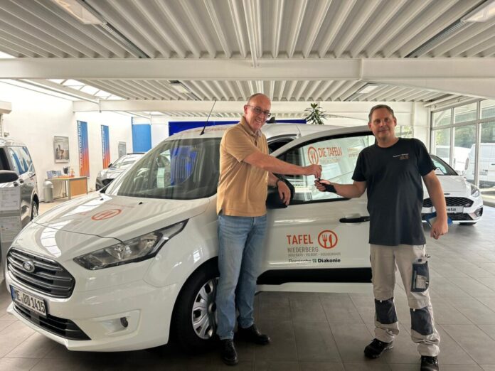 Lars Glindemann übergibt die Schlüssel für den neuen Wagen an , Sascha Bauer. Foto: Bergische Diakonie