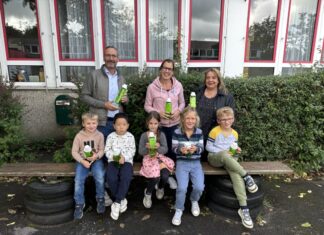 Westenergie-Kommunalmanager Frithjof Gerstner, die Schulleitung Silke Schneider-Köchling und die Leiterin des Amtes für Bildung und Sport Claudia Luz (v. l.) übergaben heute die Trinkflaschen an die Mettmanner Kinder. Foto: Julia Lacher/Westenergie AG