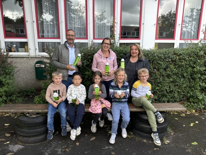 Westenergie-Kommunalmanager Frithjof Gerstner, die Schulleitung Silke Schneider-Köchling und die Leiterin des Amtes für Bildung und Sport Claudia Luz (v. l.) übergaben heute die Trinkflaschen an die Mettmanner Kinder. Foto: Julia Lacher/Westenergie AG