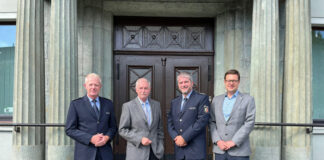 Der Wachleiter der Wache Velbert, Stefan Göbels, Bürgermeister Michael Beck, der neue Wachleiter der Wache Heiligenhaus, Marcus Breker und Kreisdirektor Philipp Gilbert. Foto: Polizei