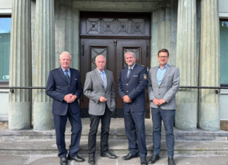Der Wachleiter der Wache Velbert, Stefan Göbels, Bürgermeister Michael Beck, der neue Wachleiter der Wache Heiligenhaus, Marcus Breker und Kreisdirektor Philipp Gilbert. Foto: Polizei