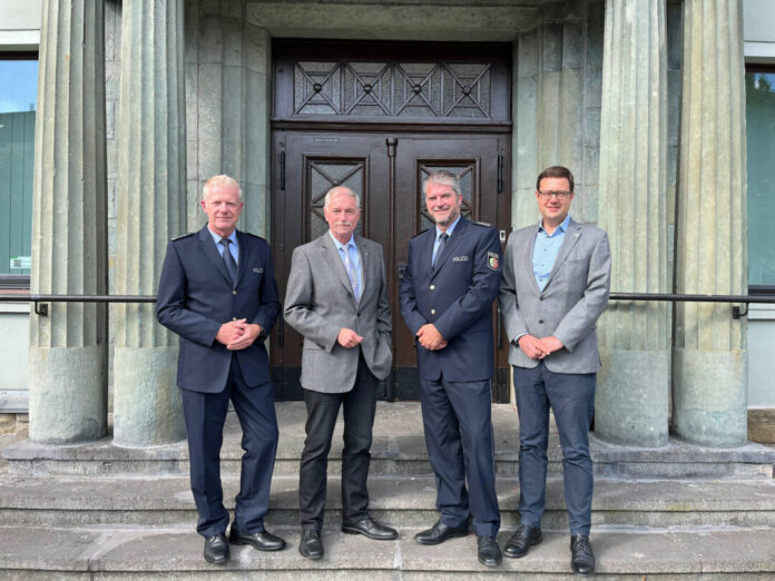 Der Wachleiter der Wache Velbert, Stefan Göbels, Bürgermeister Michael Beck, der neue Wachleiter der Wache Heiligenhaus, Marcus Breker und Kreisdirektor Philipp Gilbert. Foto: Polizei