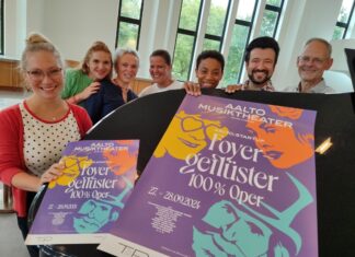 Das Projektteam und einige Sänger: Sandra Paulkowsky (Dramaturgie), Karin Strobos (Gesang), Marie-Helen Joël (Konzept und Buch), Marijke Malitius (Regie), Christina Clark (Gesang), Dmitry Ivanchey (Gesang), Oliver Malitius (Musikalische Leitung). Foto: TUP