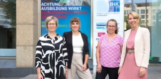 Birgit Wehrhöfer (Abteilungsleiterin Gleichstellung im Ministerium für Kinder, Jugend, Familie, Gleichstellung, Flucht und Integration des Landes Nordrhein-Westfalen), Johanna Torkuhl (Leiterin Competentia DUS/ME), IHK-Vizepräsidentin Julia Niederdrenk und Annette Grabbe, Sprecherin des Vorstands und Arbeitsdirektorin der Rheinbahn AG. Foto: M. Zanin/IHK Düsseldorf
