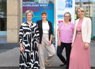 Birgit Wehrhöfer (Abteilungsleiterin Gleichstellung im Ministerium für Kinder, Jugend, Familie, Gleichstellung, Flucht und Integration des Landes Nordrhein-Westfalen), Johanna Torkuhl (Leiterin Competentia DUS/ME), IHK-Vizepräsidentin Julia Niederdrenk und Annette Grabbe, Sprecherin des Vorstands und Arbeitsdirektorin der Rheinbahn AG. Foto: M. Zanin/IHK Düsseldorf