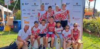 Ein Gruppenfoto mit den jungen Triathleten aus Ratingen. Foto: TTR