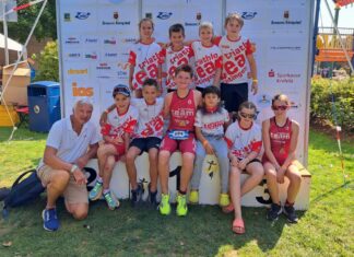 Ein Gruppenfoto mit den jungen Triathleten aus Ratingen. Foto: TTR