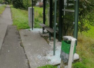 An der Haltestelle Kocherscheidt wurden beide Seitenscheiben zerschlagen. Foto: Stadt Wülfrath