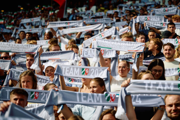 Das "Team Finanzverwaltung" feiert sich selbst. Foto: FM NRW/Bernd Thissen