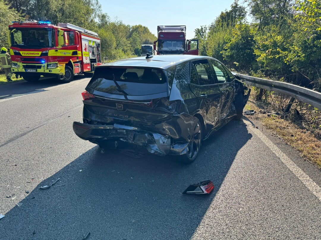 Das in den Unfall verwickelte E-Auto wurde stark beschädigt. Foto: FW Ratingen