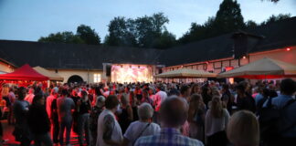 Proppenvoll war es im Innenhof der Vorburg in Neviges. Foto: Volkmann