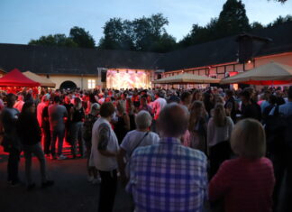 Proppenvoll war es im Innenhof der Vorburg in Neviges. Foto: Volkmann