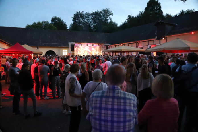 Proppenvoll war es im Innenhof der Vorburg in Neviges. Foto: Volkmann