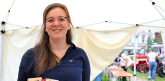 Cherina Laimann hat ihren Traumberuf gefunden: Schokolade und Pralinen kreieren. Foto: Volkmann