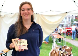 Cherina Laimann hat ihren Traumberuf gefunden: Schokolade und Pralinen kreieren. Foto: Volkmann