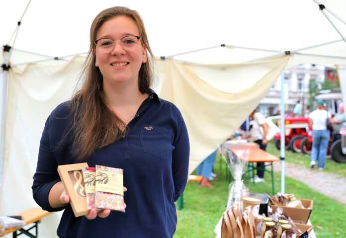 Cherina Laimann hat ihren Traumberuf gefunden: Schokolade und Pralinen kreieren. Foto: Volkmann