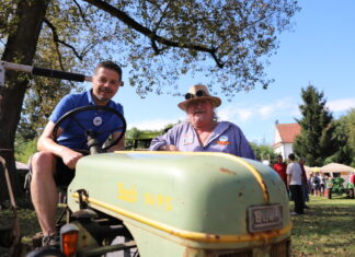 Stefan Gentemann und Gerd Riedel haben das Familienfest rund um Traktoren nach Tönisheide geholt. Foto: Volkmann