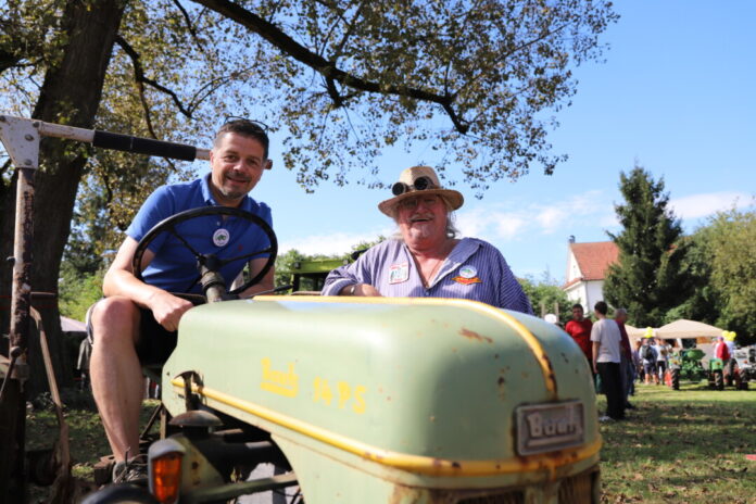Stefan Gentemann und Gerd Riedel haben das Familienfest rund um Traktoren nach Tönisheide geholt. Foto: Volkmann