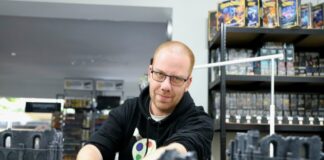 Der Wülfrather Benjamin Denneßen hat in Mettmann einen Laden rund um Tabletop-Spiele und Sammelkarten eröffnet. Foto: Volkmann