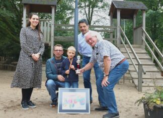 Bild, Pokal und Medaille für den schönster Trecker: Kita-Leiterin Cathrin Weimann mit Lukas und Tim Dietzko und den Festorganisatoren Stefan Gentemann und Gerd Riedel. Foto: Volkmann
