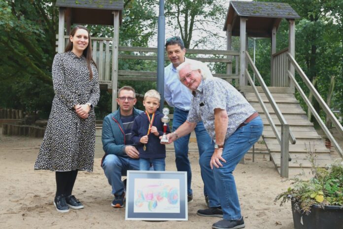 Bild, Pokal und Medaille für den schönster Trecker: Kita-Leiterin Cathrin Weimann mit Lukas und Tim Dietzko und den Festorganisatoren Stefan Gentemann und Gerd Riedel. Foto: Volkmann