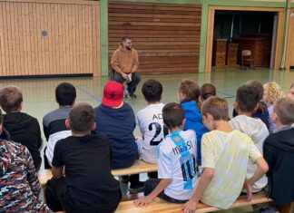 Der Autor Burak Yilmaz war zu Gast an der Lindenschule. Foto: Bürgerstiftung
