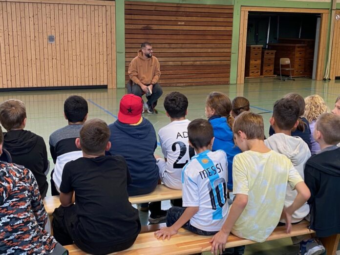 Der Autor Burak Yilmaz war zu Gast an der Lindenschule. Foto: Bürgerstiftung