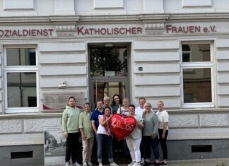 Symbolische Übergabe der Spende an den Sozialdienst katholischer Frauen. Foto: privat