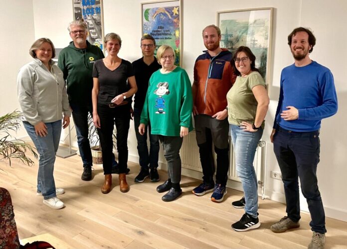 Haben die Unterstützung ihres Ortsverbandes: Nicole Kuthe, Thomas Schött, Sabine Patzer, Alexander Dietz, Petra Hütten, Tobias Jacobs, Gudula Urland und David Schiebener). Foto: Grüne ME