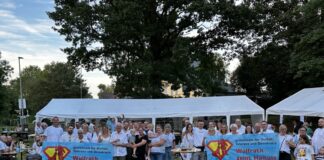 Gemeinsam setzten die Weinfest-Gäste ein Zeichen für Toleranz. Foto: privat