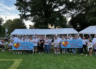 Gemeinsam setzten die Weinfest-Gäste ein Zeichen für Toleranz. Foto: privat