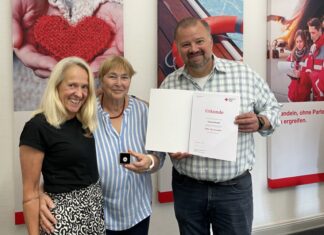 Freude bei der Ehrung von Gisela Bendt (M.) bei Susann Ribbert und Stefan Vieth. Foto: DRK Kreis ME