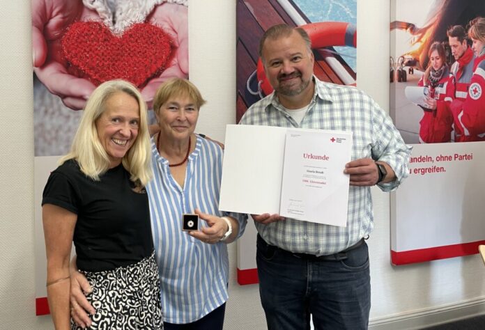 Freude bei der Ehrung von Gisela Bendt (M.) bei Susann Ribbert und Stefan Vieth. Foto: DRK Kreis ME