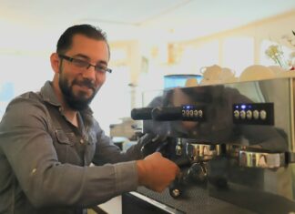 Daniel Stanojevic führt das Bistro "Il tramonto" im Ortskern von Neviges. Foto: Volkmann