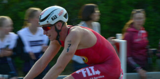 Jan Ortjohann vom Triathlon-Team Ratingen auf dem Rennrad. Foto: Bernd Maske