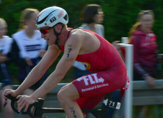 Jan Ortjohann vom Triathlon-Team Ratingen auf dem Rennrad. Foto: Bernd Maske