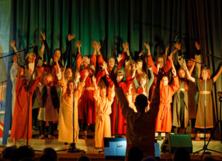 Die Kinder führen "Der barmherzige Samariter" auf. Foto: Lutz Wulfestieg