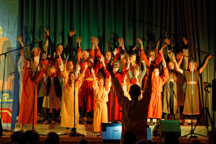Die Kinder führen "Der barmherzige Samariter" auf. Foto: Lutz Wulfestieg