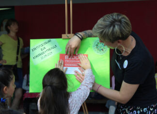 Die Städtische Gemeinschaftsgrundschule Millrath in Erkrath freut sich über die offizielle Zertifizierung als Kinderrechtsschule, die gemeinsam mit den rund 200 Schülerinnen und Schülern im Rahmen eines Schulfestes gefeiert wurde. Foto: Stadt Erkrath