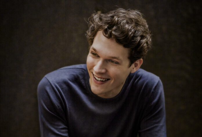 Der Pianist Lukas Sternath spielt in Wuppertal. Foto: Thomas Rabsch