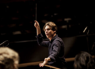 Klaus Mäkelä leitet das Konzert. (Foto: Mathias Benguigui
