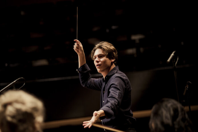 Klaus Mäkelä conducts the concert. (Photo: Mathias Benguigui